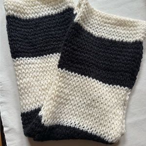 NWOT Abercrombie Knit Scarf black and white
